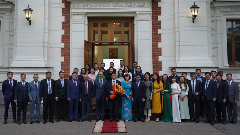 Đại tướng Phan Văn Giang thăm Đại sứ quán Việt Nam tại Liên bang Nga.