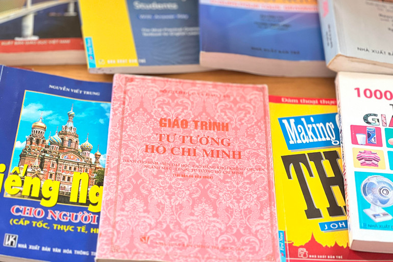 Một số quyển sách được trưng bày tại sự kiện. (Ảnh: Xuân Hưng)