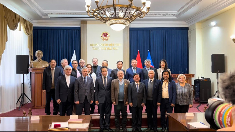 Các đại biểu chụp ảnh lưu niệm cùng Phó Giáo sư, Tiến sĩ Anatoly Sokolov. (Ảnh: XUÂN HƯNG)