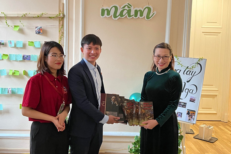 Đại diện Đại sứ quán Việt Nam tại Nga trao tặng sách Ban tổ chức. (Ảnh: Xuân Hưng)