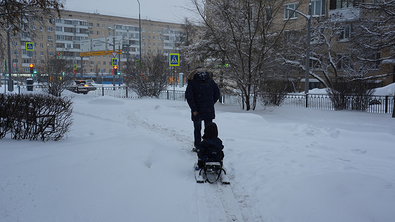 Tuyết rơi dày đặc khiến việc đi lại của người dân gặp rất nhiều khó khăn. (Ảnh: XUÂN HƯNG)
