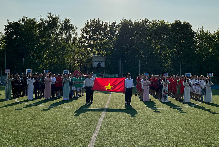 Các đội bóng thực hiện nghi lễ chào cờ. (Ảnh: Xuân Hưng)