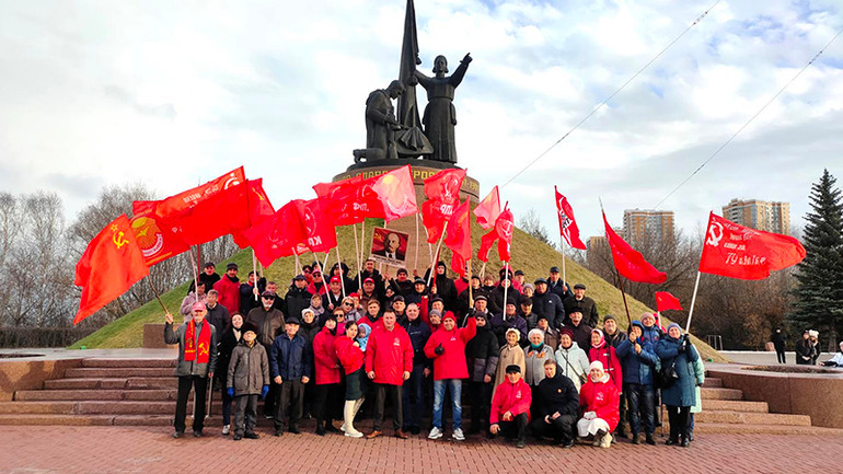 Kỷ niệm Cách mạng Tháng Mười tại Cheboksary thuộc Cộng hòa Chuvash, Liên bang Nga. (Ảnh: KPRF121.RU)