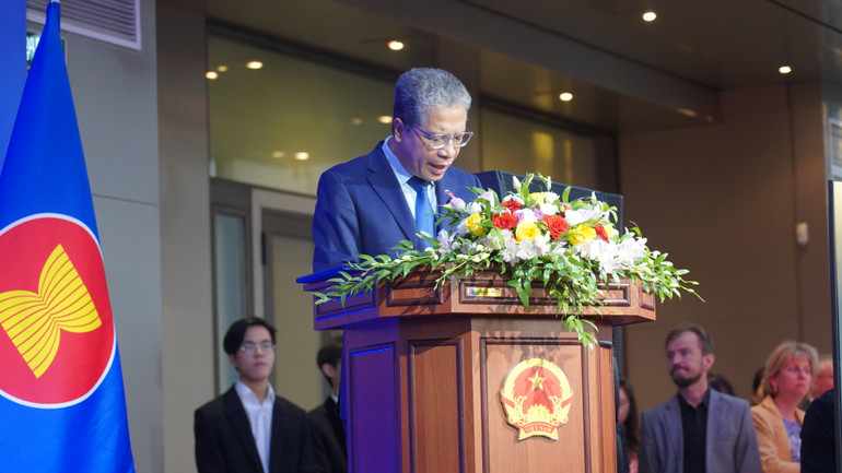 Đại sứ Đặng Minh Khôi phát biểu tại lễ kỷ niệm. (Ảnh: XUÂN HƯNG)