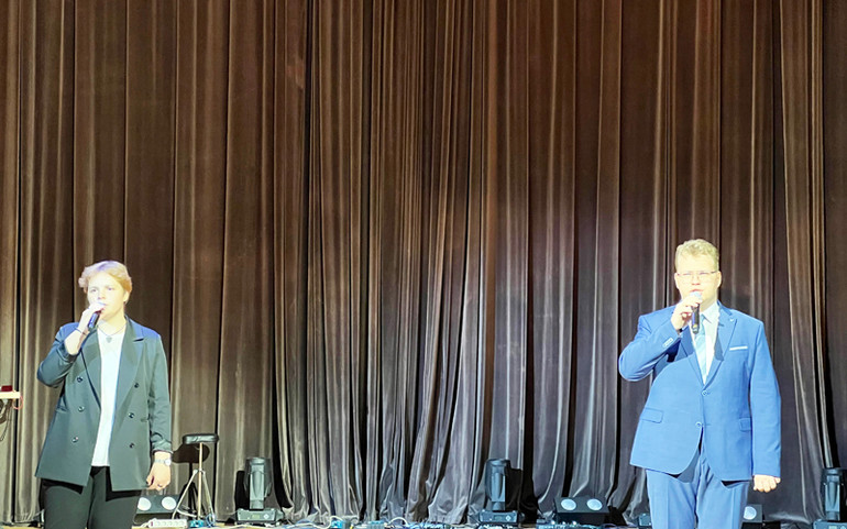 Sinh viên Nga thể hiện bài hát ca ngợi Chủ tịch Hồ Chí Minh. (Ảnh: Xuân Hưng)