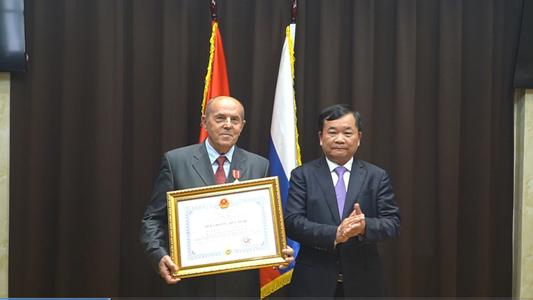 Trao Huy chương Hữu nghị của Chủ tịch nước tặng Phó Tổng Giám đốc phía Nga Trung tâm Nhiệt đới Việt-Nga Alexey Svitich. (Ảnh: Xuân Hưng)