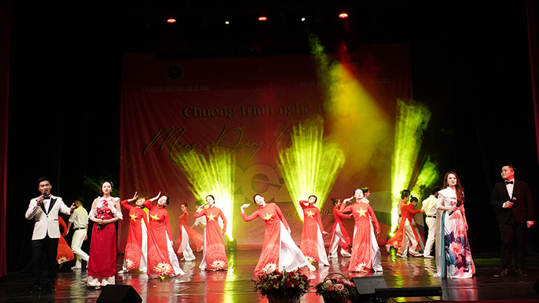 Tốp ca nam nữ biểu diễn ca khúc "Việt Nam ngàn năm gấm hoa". (Ảnh: XUÂN HƯNG)