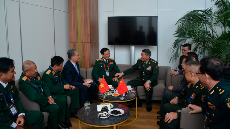 Bộ trưởng Quốc phòng Việt Nam Phan Văn Giang gặp Bộ trưởng Quốc phòng Trung Quốc Lý Thượng Phúc bên lề MCIS-11. Bộ trưởng Quốc phòng Việt Nam Phan Văn Giang gặp Bộ trưởng Quốc phòng Trung Quốc Lý Thượng Phúc bên lề MCIS-11.