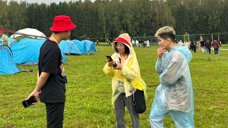 Các bạn sinh viên kết nối, cùng nhau chia sẻ những kỷ niệm đẹp trong thời gian tham gia trại hè. (Ảnh: Thùy Vân)