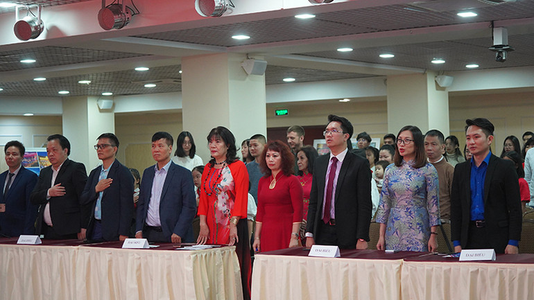 Các thầy cô giáo và đại biểu tham dự chương trình "Tri ân thầy cô". (Ảnh: XUÂN HƯNG)