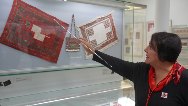 Thêu là một trong những nghề thủ công truyền thống của người phụ nữ Chuvash. Thêu là một trong những nghề thủ công truyền thống của người phụ nữ Chuvash.