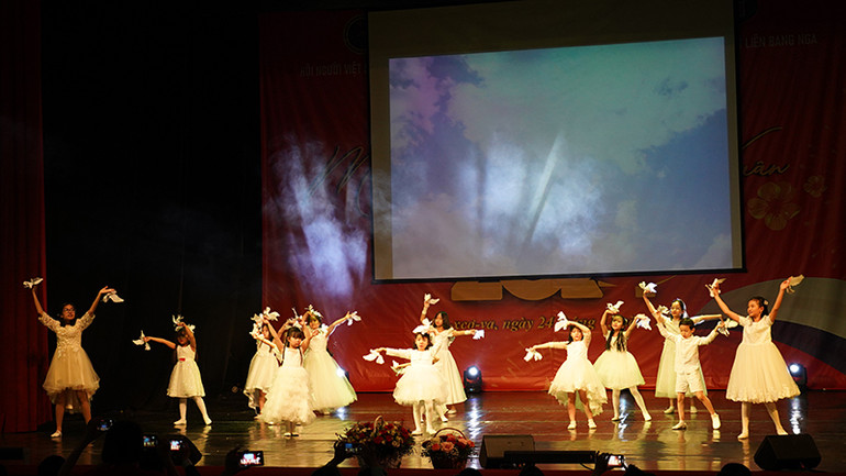 Tiết mục múa "Những cánh chim hòa bình" của con em cộng đồng người Việt Nam tại Nga. (Ảnh: XUÂN HƯNG)