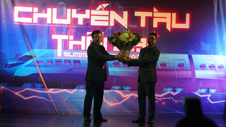 Đại diện Đại sứ quán Việt Nam tại Nga tặng hoa Ban tổ chức Trại hè. (Ảnh: Xuân Hưng)