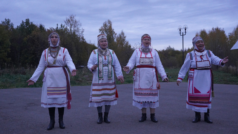 Phụ nữ Chuvash hát chào đón khách thăm nhà. Phụ nữ Chuvash hát chào đón khách thăm nhà.