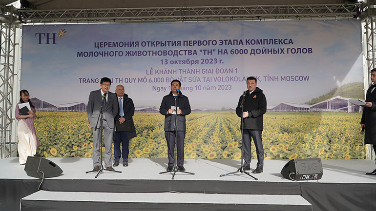 Bộ trưởng Công thương Việt Nam Nguyễn Hồng Diên, Thống đốc tỉnh Moskva Andrey Vorobyov tại lễ khánh thành. (Ảnh: XUÂN HƯNG)