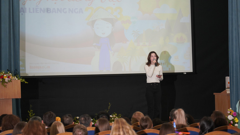 Sinh viên Nga thể hiện bài hát tiếng Việt. (Ảnh: XUÂN HƯNG) Sinh viên Nga thể hiện bài hát tiếng Việt. (Ảnh: XUÂN HƯNG)