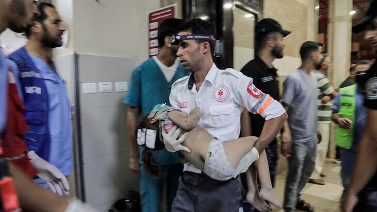 Trong số nạn nhân có cả phụ nữ và trẻ em. (Ảnh: TASS/EPA)