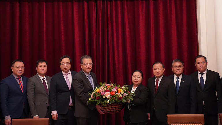 Đại sứ Đặng Minh Khôi, Đại sứ Vilavanh Yiapoher chụp ảnh lưu niệm. (Ảnh: XUÂN HƯNG)