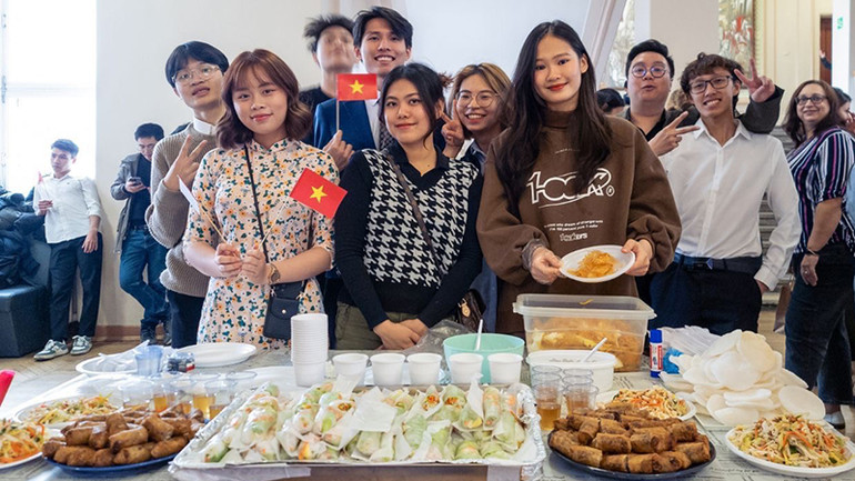 Gian hàng giới thiệu ẩm thực Việt Nam tại Ngày hội hữu nghị các dân tộc ở UrFU.