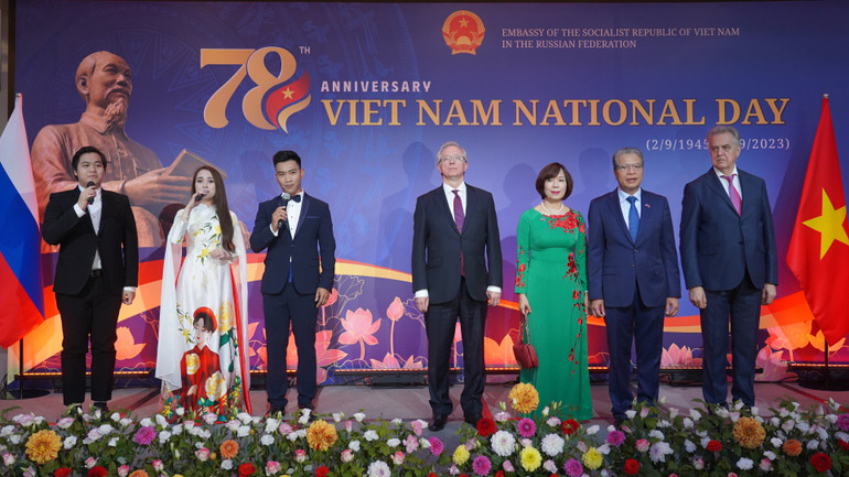 Đại sứ Đặng Minh Khôi và lãnh đạo Nga chủ trì lễ chào cờ Việt Nam và Nga tại lễ kỷ niệm. (Ảnh: XUÂN HƯNG)