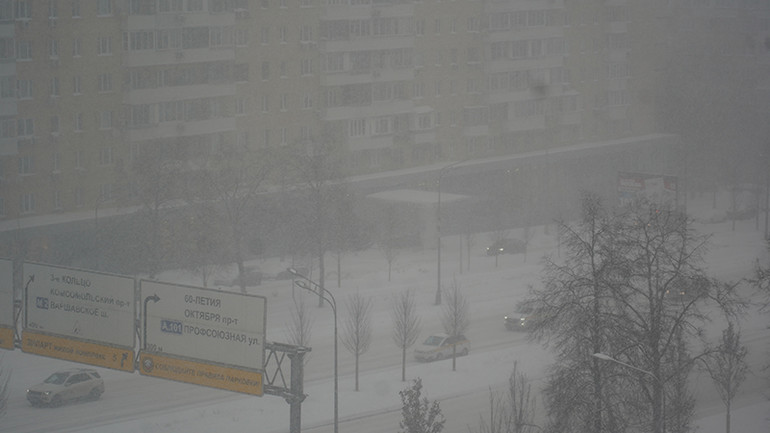 Tuyết rơi dày đặc khiến tầm nhìn của các phương tiện giao thông bị hạn chế. (Ảnh: XUÂN HƯNG)