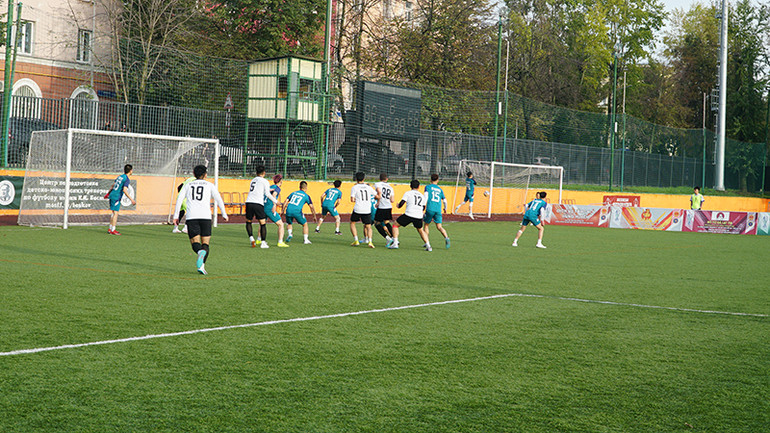 Các cầu thủ FC Friends (áo xanh) giành chức vô địch. (Ảnh: XUÂN HƯNG)