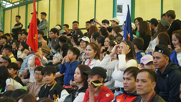 Giải bóng đá cộng đồng người Việt Nam tại Nga ngày càng thu hút đông đảo người dân tham gia cổ vũ. (Ảnh: Xuân Hưng)