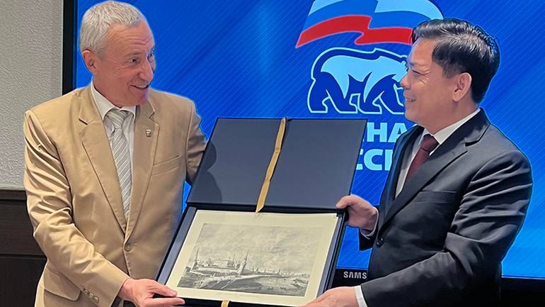 Đại diện lãnh đạo Đảng nước Nga Thống Nhất tặng Bí thư Đảng ủy Khối các cơ quan Trung ương Nguyễn Văn Thể quà lưu niệm. (Ảnh: Xuân Hưng)