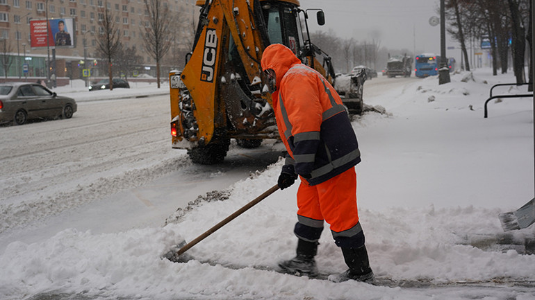Công nhân được huy động tăng cường để dọn tuyết trên các phố chính thủ đô. (Ảnh: XUÂN HƯNG)