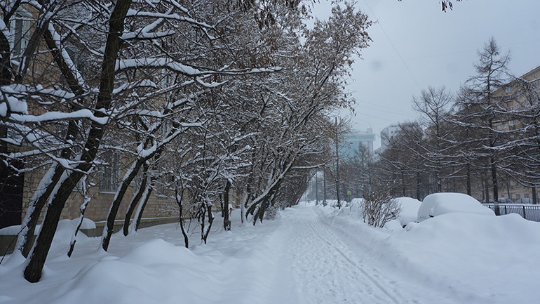 Những đường phố ít phương tiện đi lại tràn ngập tuyết do không đủ nhân lực để dọn dẹp. (Ảnh: XUÂN HƯNG)