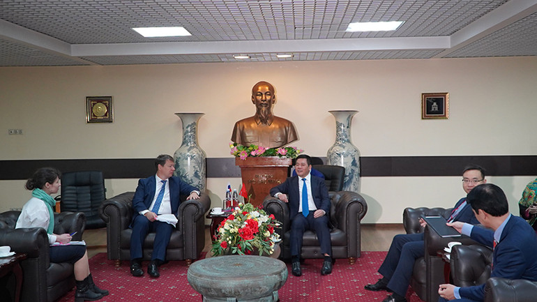 Bộ trưởng Nguyễn Hồng Diên tiếp Thứ trưởng Phát triển kinh tế Liên bang Nga Vladimir Ilyichev. (Ảnh: XUÂN HƯNG)