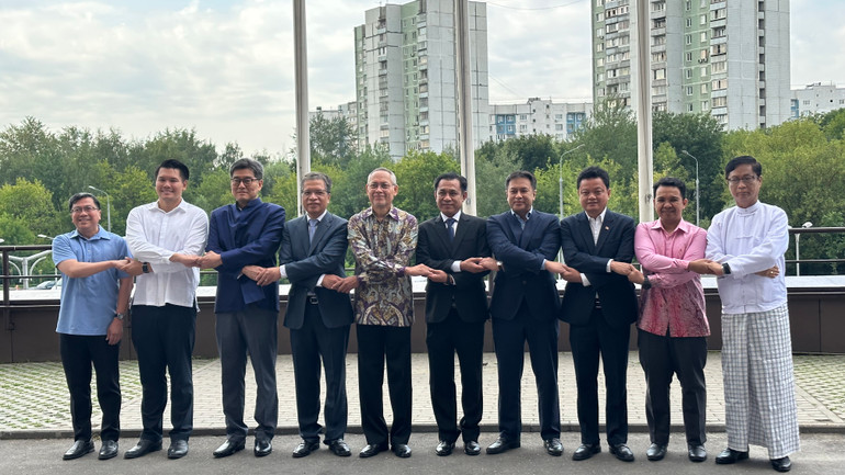 Đại sứ Việt Nam tại Nga Đặng Minh Khôi (thứ tư từ trái sang) tham dự sự kiện. (Ảnh: Thùy Vân)