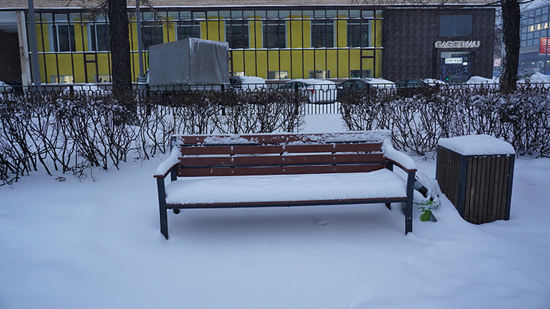 Ghế ngồi trong công viên ở thủ đô Moskva đã bị băng tuyết phủ kín. (Ảnh: XUÂN HƯNG)