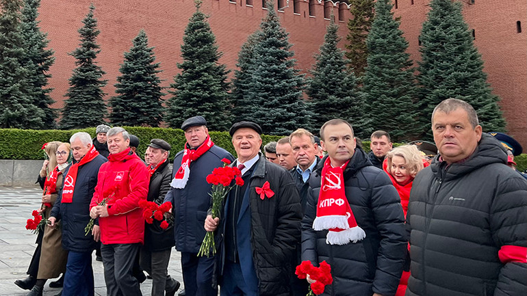 Chủ tịch Đảng Cộng sản Liên bang Nga Gennady Zyuganov vào Lăng V.I. Lênin đặt hoa. (Ảnh: XUÂN HƯNG)