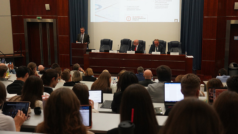 Đại biểu trình bày tham luận tại Hội thảo. (Ảnh: XUÂN HƯNG)