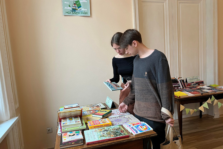 Dasha (nữ) cùng bạn lựa chọn những quyển sách phục vụ học tập. (Ảnh: Xuân Hưng)