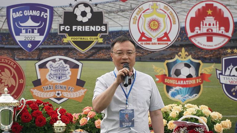 Trưởng ban công tác cộng đồng Đại sứ quán Việt Nam tại Nga Lê Quang Anh yêu cầu các cầu thủ tham gia giải đấu tiếp tục phát huy tinh thần đoàn kết, cao thượng. (Ảnh: Xuân Hưng)