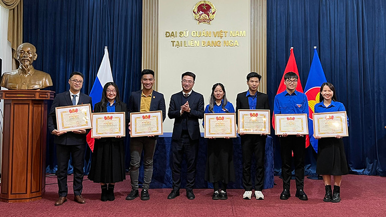 Trao Bằng khen tặng các cá nhân xuất sắc trong phong trào đoàn tại Liên bang Nga. (Ảnh: XUÂN HƯNG)