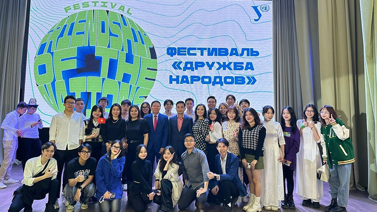 Tổng Lãnh sự Việt Nam tại Ekaterinburg Đinh Văn Đông, Chủ tịch Hội người Việt Nam tại tỉnh Sverdlovsk Lê Thành Độ chụp ảnh lưu niệm cùng sinh viên.