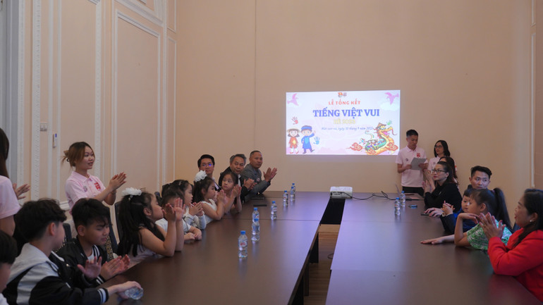 Các em học sinh người Việt tham gia lớp học đa số thuộc thế hệ thứ hai, thứ ba ở Nga. (Ảnh: XUÂN HƯNG) Các em học sinh người Việt tham gia lớp học đa số thuộc thế hệ thứ hai, thứ ba ở Nga. (Ảnh: XUÂN HƯNG)