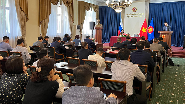 Gặp gỡ cán bộ, nhân viên Đại sứ quán Việt Nam tại Nga. (Ảnh: Xuân Hưng)