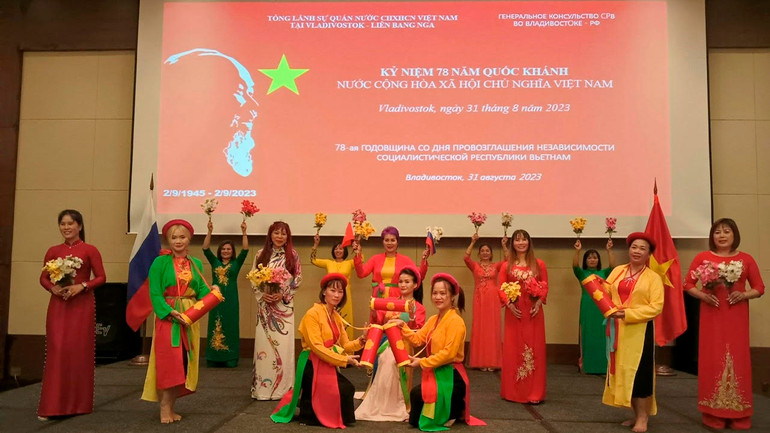 Tiết mục biểu diễn văn nghệ tại lễ kỷ niệm.