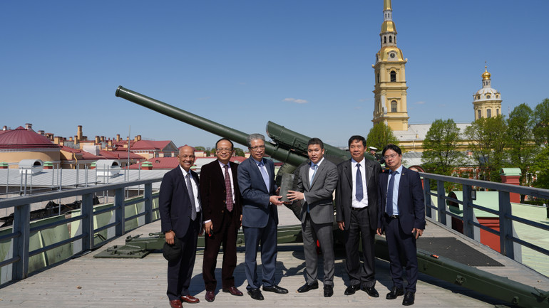 Các đại biểu chụp ảnh lưu niệm sau khi thực hiện nghi thức bắn pháo. (Ảnh: XUÂN HƯNG) Các đại biểu chụp ảnh lưu niệm sau khi thực hiện nghi thức bắn pháo. (Ảnh: XUÂN HƯNG)