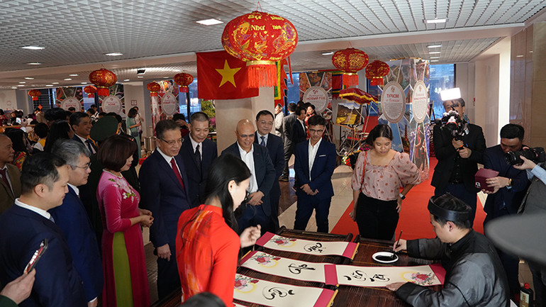 Góc viết thư pháp trong khuôn khổ sự kiện. (Ảnh: XUÂN HƯNG)