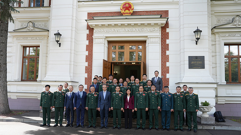 Đại tướng Phan Văn Giang và các đại biểu chụp ảnh lưu niệm tại Đại sứ quán Việt Nam tại Liên bang Nga. (Ảnh: XUÂN HƯNG)