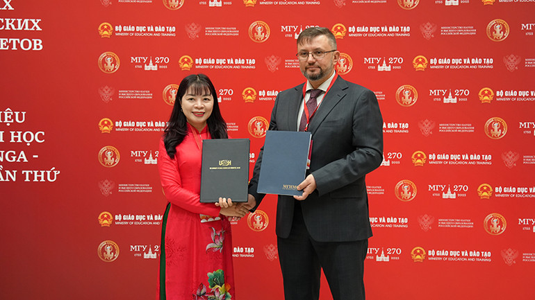 Đại diện lãnh đạo Đại học hai nước ký kết hợp tác. (Ảnh: XUÂN HƯNG)