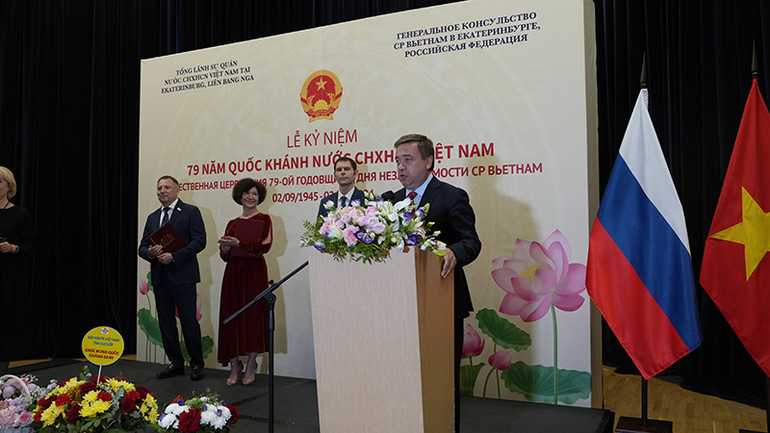 Đại diện Bộ Ngoại giao Nga tại thành phố Ekaterinburg Alexander Kharlov chúc mừng nhân dân Việt Nam nhân ngày lễ lớn.