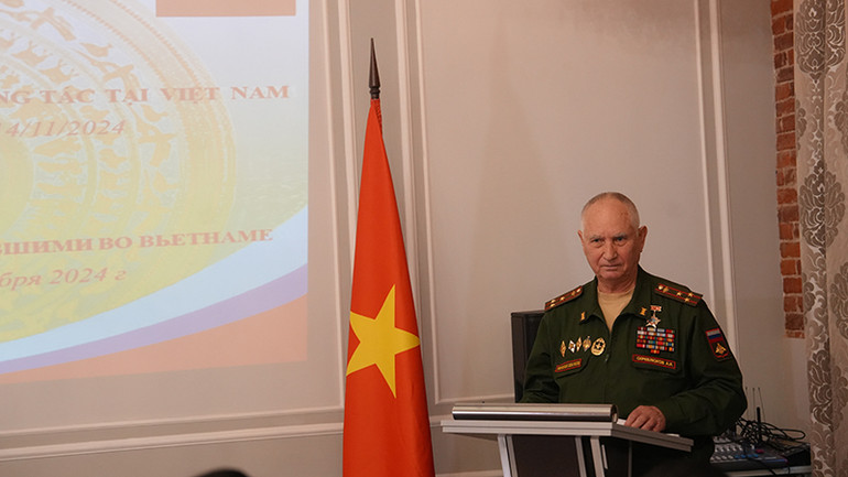 Ông Aleksey Skrebliukov, Chủ tịch Hội các cựu chiến binh Nga từng công tác tại Việt Nam ở thành phố Saint Petersburg phát biểu trong cuộc gặp. (Ảnh: XUÂN HƯNG)