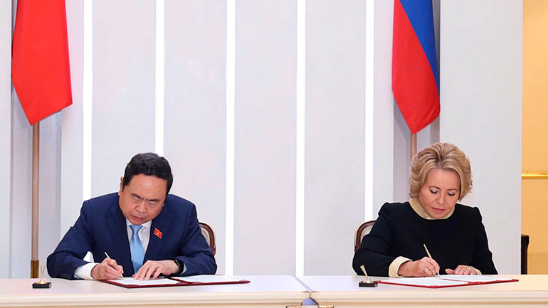 Chủ tịch Quốc hội Trần Thanh Mẫn và Chủ tịch Valentina Matvienko ký mới Thỏa thuận hợp tác giữa Quốc hội Việt Nam và Hội đồng Liên bang Quốc hội Liên bang Nga. (Ảnh: Thống Nhất/TTXVN)