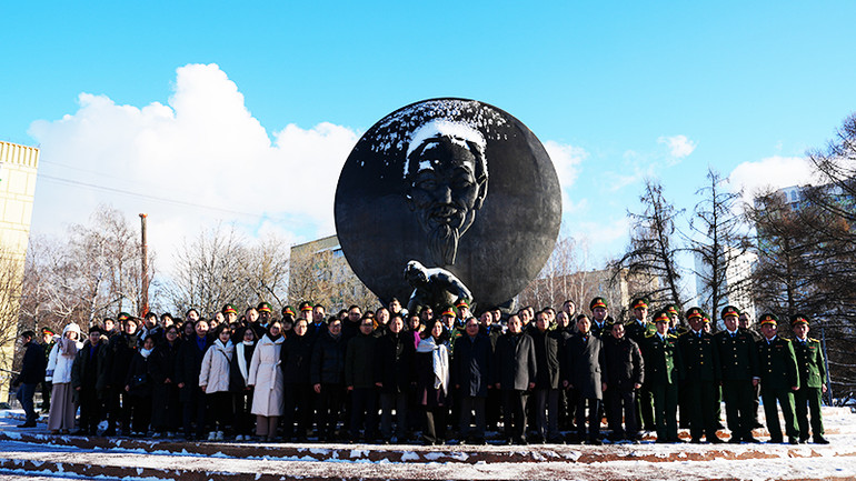 Đặt hoa tại Tượng đài Chủ tịch Hồ Chí Minh tại thủ đô Moskva. (Ảnh: XUÂN HƯNG)